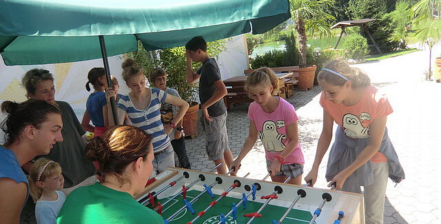 Aktivurlaub und Sommerurlaub in der Ferienanlage Forellenhof in Kärnten in Österreich. Kickern