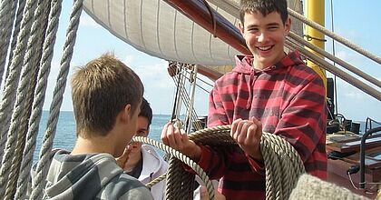 Klassenfahrten in Holland im Ijselmeer. Schülergruppe auf dem Boot.