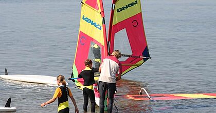 Klassenfahrten mit hoefer sport und reisen an der Ostsee in pepelow in deutschland. Surfschule