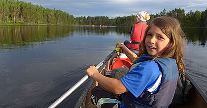 Kind beim Rudern auf der Sommerreise in Schweden im Urlaub für Familien.
