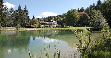 See in der Hausgalerie von der Sommerreise der Ferienanlage Forellenhof in Kärnten in Österreich am Faaker See.