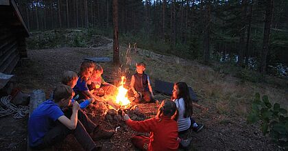 Lagerfeuer auf der Sommerreise in Schweden im Urlaub für Familien.