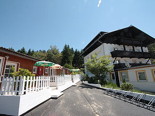 Hausgalerie von der Sommerreise der Ferienanlage Forellenhof in Kärnten in Österreich am Faaker See. Anlage