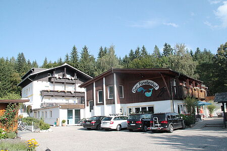 Hausgalerie von der Sommerreise der Ferienanlage Forellenhof in Kärnten in Österreich am Faaker See. Gesamte Anlage