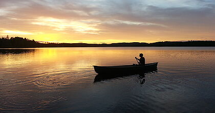 See im Sonennuntergang auf der Sommerreise im Sommer Camp Idre in Schweden.