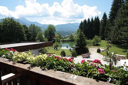Balkon ausblich. Hausgalerie von der Sommerreise der Ferienanlage Forellenhof in Kärnten in Österreich am Faaker See.