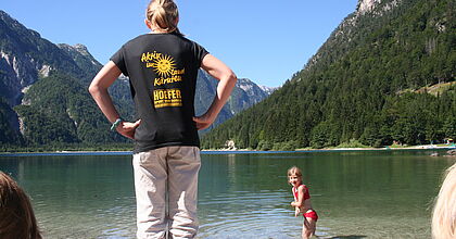 Aktivurlaub und Sommerurlaub in der Ferienanlage Forellenhof in Kärnten in Österreich. Schwimmen mit Kind