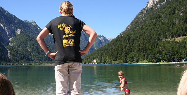 Aktivurlaub und Sommerurlaub in der Ferienanlage Forellenhof in Kärnten in Österreich. Schwimmen mit Kind