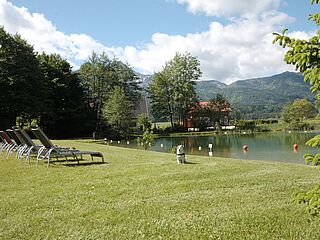 Gelände in der Hausgalerie von der Sommerreise der Ferienanlage Forellenhof in Kärnten in Österreich am Faaker See.