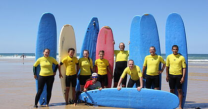 Wellenreiten in St. Girons Plage in Frankreich auf der Familienreise im seaside surf camp. Gruppe beim Surfen