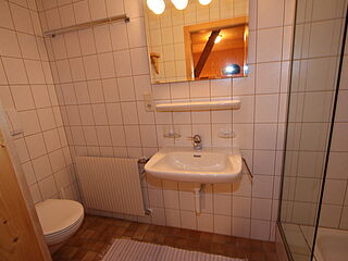 2er-Zimmer Nr. 212 im Clubhaus Sonnenfluh auf der Skireise nach Warth am Arlberg in Österreich mit hoefer sport und reisen.