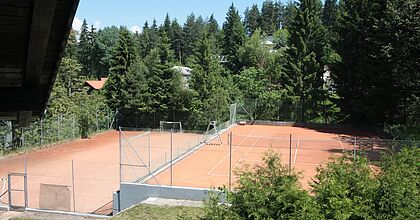 Tennis und fußball. Hausgalerie von der Sommerreise der Ferienanlage Forellenhof in Kärnten in Österreich am Faaker See.