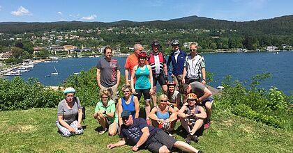 Fitnessreise in Österreich in Kärnten im Sommer im Forellenhof. Gruppe vorm Faaker See