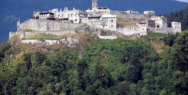 Aktivurlaub und Sommerurlaub in der Ferienanlage Forellenhof in Kärnten in Österreich. Burg auf Hügel