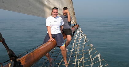 Klassenfahrten mit hoefer sport und reisen in Holland auf dem iyselmeer. Jugendliche auf Segelschiff