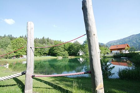 Badesee in der Hausgalerie von der Sommerreise der Ferienanlage Forellenhof in Kärnten in Österreich am Faaker See.