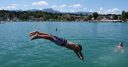 Sprung ins Wasser auf den Klassenfahrten im Frühling, Sommer und Herbst in Kärnten in Österreich. 