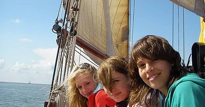 Mädchengruppe auf dem Schiff, Segel-Klassenfahrt.