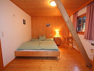2er-Zimmer Nr. 212 im Clubhaus Sonnenfluh auf der Skireise nach Warth am Arlberg in Österreich mit hoefer sport und reisen.