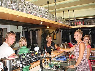An der Bar. Hausgalerie von der Sommerreise der Ferienanlage Forellenhof in Kärnten in Österreich am Faaker See.