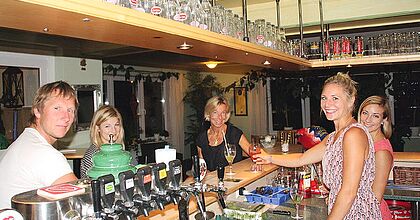 An der Bar. Hausgalerie von der Sommerreise der Ferienanlage Forellenhof in Kärnten in Österreich am Faaker See.