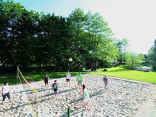Hausgalerie von der Sommerreise der Ferienanlage Forellenhof in Kärnten in Österreich am Faaker See. Beachvolleyball
