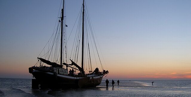 Segelschiff auf dem Ijsselmeer im Sonnenuntergang.