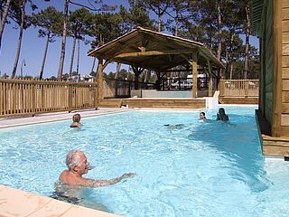 St. Girons Plage in Frankreich auf der Familienreise im seaside surf camp. Pool