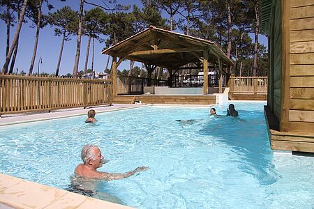 St. Girons Plage in Frankreich auf der Familienreise im seaside surf camp. Pool