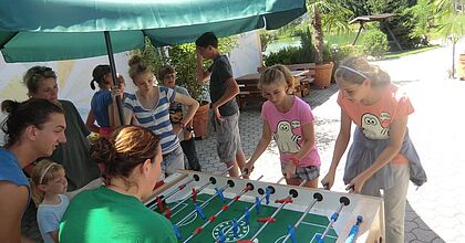 Sommerurlaub und Aktivreise in kärnten in österreich im Forellenhof.  Eltern-Kind-Reise. Kickerturnier