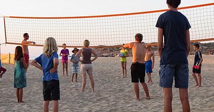 Volleyball im Sommerurlaub nach Korsika in Frankreich mit ABeR - Alternative Bus Reisen.