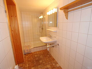 2er-Zimmer Nr. 003 im Clubhaus Sonnenfluh auf der Skireise nach Warth am Arlberg in Österreich mit hoefer sport und reisen.