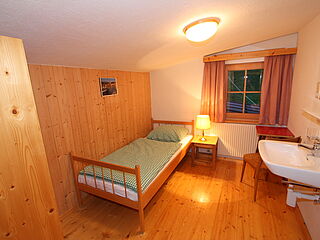 2er-Zimmer Nr. 306 im Clubhaus Sonnenfluh auf der Skireise nach Warth am Arlberg in Österreich mit hoefer sport und reisen.