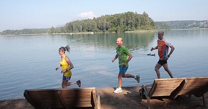 Sportreise in Österreich in Kärnten im Sommer im Forellenhof. Joggen am See