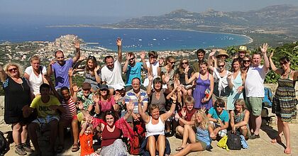 Familienreise auf dem Campingplatz im Sommerurlaub nach Korsika in Frankreich mit ABeR - Alternative Bus Reisen.