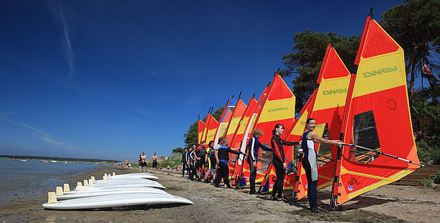 Klassenfahrten mit hoefer sport und reisen an der Ostsee in pepelow in deutschland. Surfschule im Einsatz