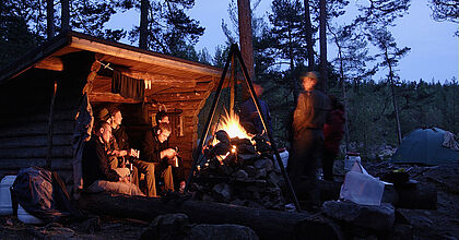 Lagerfeuer auf der Sommerreise im Sommer Camp Idre in Schweden.