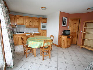 Wohnzimmer in der Hausgalerie vom Chalet le Crystal in La Rosiere in Frankreich.