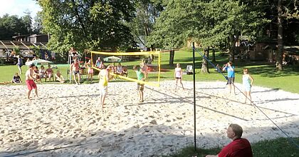Sommerurlaub und Aktivreise in kärnten in österreich im Forellenhof.  Eltern-Kind-Reise. Beachvolleyball
