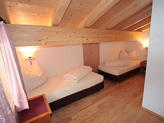 4er Ferienwohnung Nr.5 im Haus Gamsalm in Österreich im Grossglockner Resort mit Hoefer Sport und Reisen.