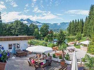 Hausgalerie von der Sommerreise der Ferienanlage Forellenhof in Kärnten in Österreich am Faaker See. Gesamtüberblick der anlage