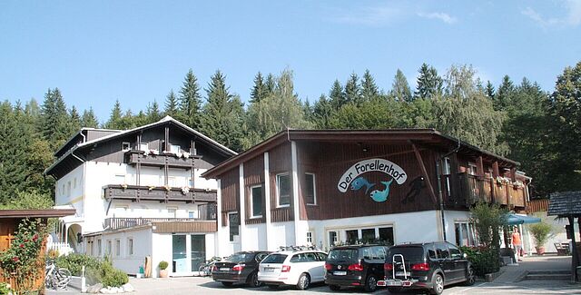 Die Anlage in der Hausgalerie von der Sommerreise der Ferienanlage Forellenhof in Kärnten in Österreich am Faaker See.