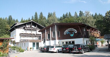 Die Anlage in der Hausgalerie von der Sommerreise der Ferienanlage Forellenhof in Kärnten in Österreich am Faaker See.