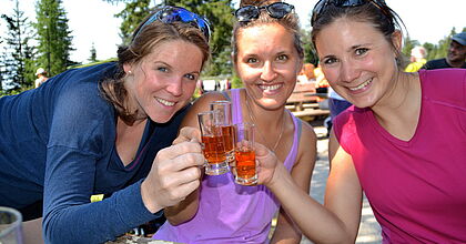 Fitnessreise in Österreich in Kärnten im Sommer im Forellenhof. Gruppe beim Trinken