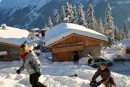 Kinder in der Hausgalerie vom Chalet le Crystal in La Rosiere in Frankreich.