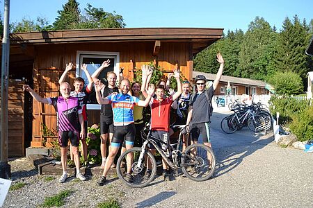 Fahrradgruppe. Hausgalerie von der Sommerreise der Ferienanlage Forellenhof in Kärnten in Österreich am Faaker See.