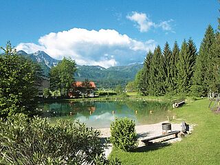 Aussicht in der Hausgalerie von der Sommerreise der Ferienanlage Forellenhof in Kärnten in Österreich am Faaker See.