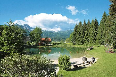 Aussicht in der Hausgalerie von der Sommerreise der Ferienanlage Forellenhof in Kärnten in Österreich am Faaker See.