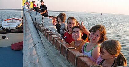 Schulgruppe auf dem Segel-Schiff im Ijsselmeer in Holland.