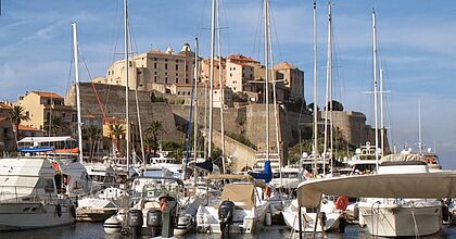Der Hafen im Sommerurlaub nach Korsika in Frankreich mit ABeR - Alternative Bus Reisen.